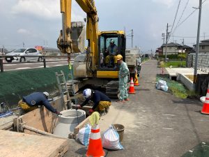 写真５　開削部施工状況（マンホール組立状況）